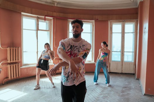Trois danseurs dans une pièce lumineuse exécutent des mouvements de Krump, avec des vêtements colorés et stylés.